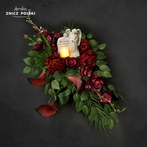 Elegancka klasyczna kompozycja z czerwonych kwiatów róż i kalli z figurką aniołka LED