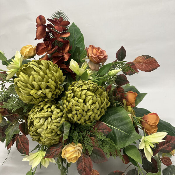 Wiązanka w jesiennych barwach z zielonych chryzantem, herbacianych róż i storczyka.