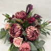 Kompozycja nagrobna z bordowo-różowych chryzantem, amarantowych kalli i różowych róż