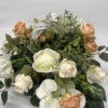 Kompozycja kwiatowa w biało-herbacianym stonowanym odcieniu z dodatkiem białego wiklinowego kółka z aniołkiem.