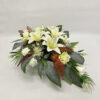Elegancka wiązanka z białych lilii, biało-zielonych róż i jesiennych paproci
