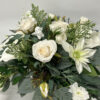 Kompozycja kwiatowa w odcieniach bieli z kalli, kremowych róż, z dodatkiem małego aniołka