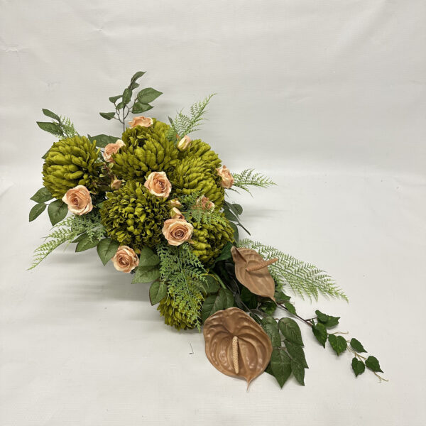 Wiązanka z zielonych chryzantem, kremowych róż oraz wysokiej jakości gumowanego anturium