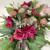 Kompozycja kwiatowa w odcieniach różu z dodatkiem wielobarwnej hortensji, różowych kalli, róż i clematis