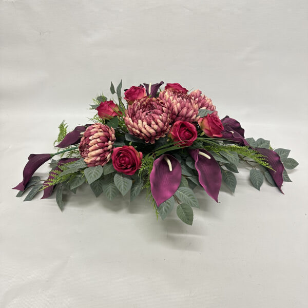 Kompozycja kwiatowa z fioletowych kalii, różowych chryzantem i róż