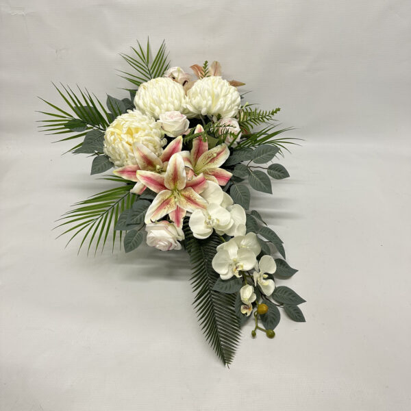 Kompozycja kwiatowa w białych barwach z dodatkiem różu z chryzantem, lilii i storczyka