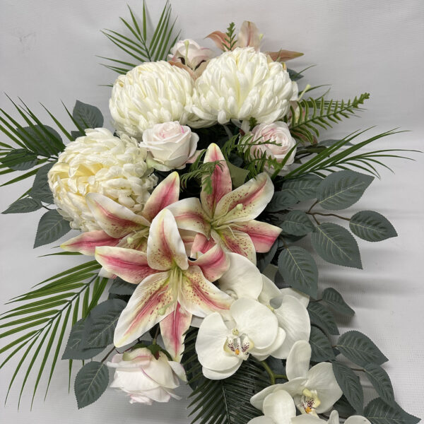 Kompozycja kwiatowa w białych barwach z dodatkiem różu z chryzantem, lilii i storczyka