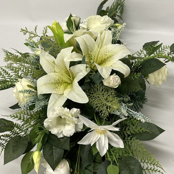 Kompozycja kwiatowa z białych lilii, róż, eustomy i clematis