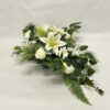 Kompozycja kwiatowa z białych lilii, róż, eustomy i clematis