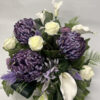 Elegancki zestaw kwiatowy z fioletowych chryzantem, róż oraz wysokiej jakości gumowanej kalli