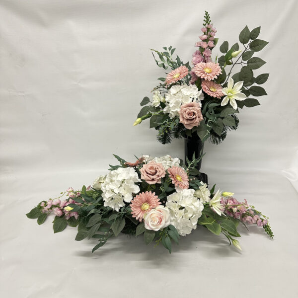 Komplet wiązanki i wazonu w odcieniach różu i bieli z dodatkiem hortensji i róż