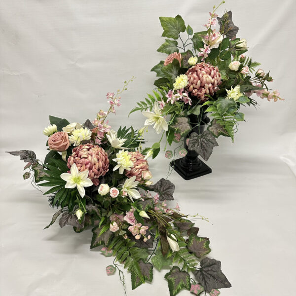 Zestaw kompozycji kwiatowych z różowych chryzantem, clematis i róż