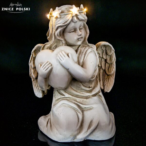 Figurka LED klęczącego aniołka z sercem