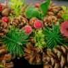 Wykonany z wysokiej jakości materiałów sztuczny wianek bożonarodzeniowy o średnicy 32cm. - 12/18/ANA