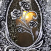 Witrażowy srebrny znicz w kształcie karafy z motywem róży