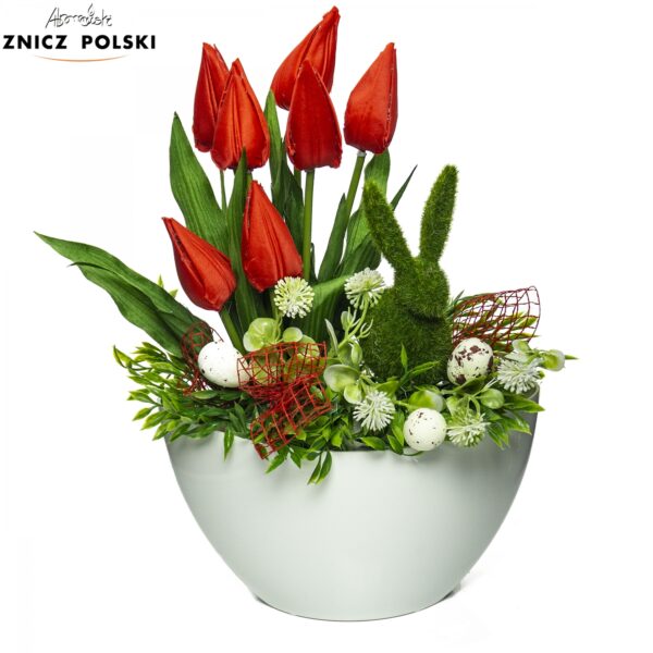 Stroik wielkanocny w białej donicy z zajączkiem i czerwonymi tulipanami