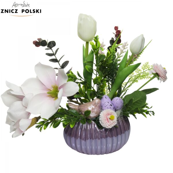 Kompozycja wielkanocna w stylu glamour w pastelowo fioletowej skorupce ceramicznej