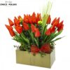 Wiosenna kompozycja wielkanocna z czerwonych tulipanów w złotej donicy