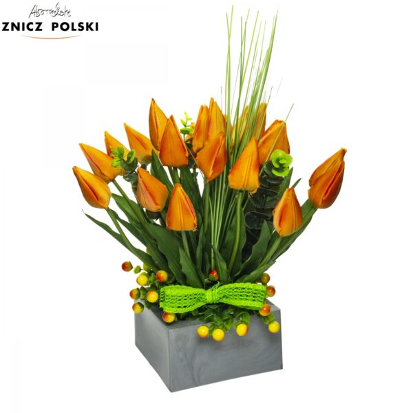 Wiosenna kompozycja wielkanocna z pomarańczowych tulipanów w szarej donicy