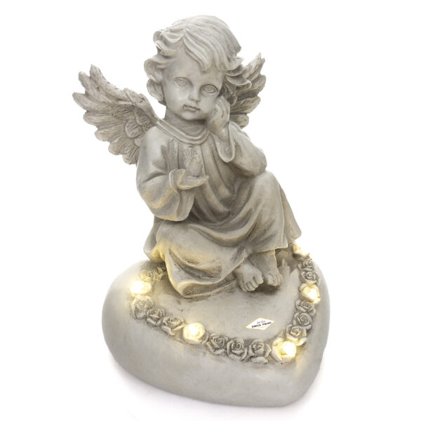 Zamyślony aniołek na sercu z wianuszkiem kwiatów, gustowna delikatna figurka ozdoba na grób